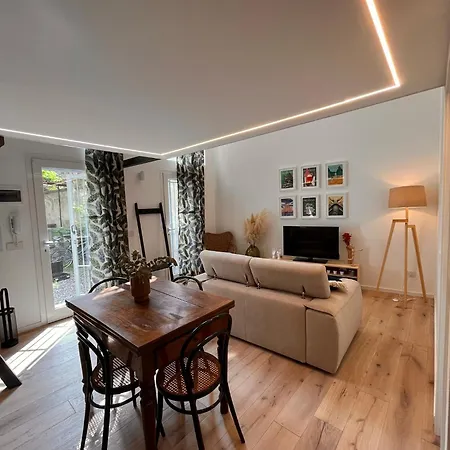 Classy & Chic 2 Storey Loft شقة *
